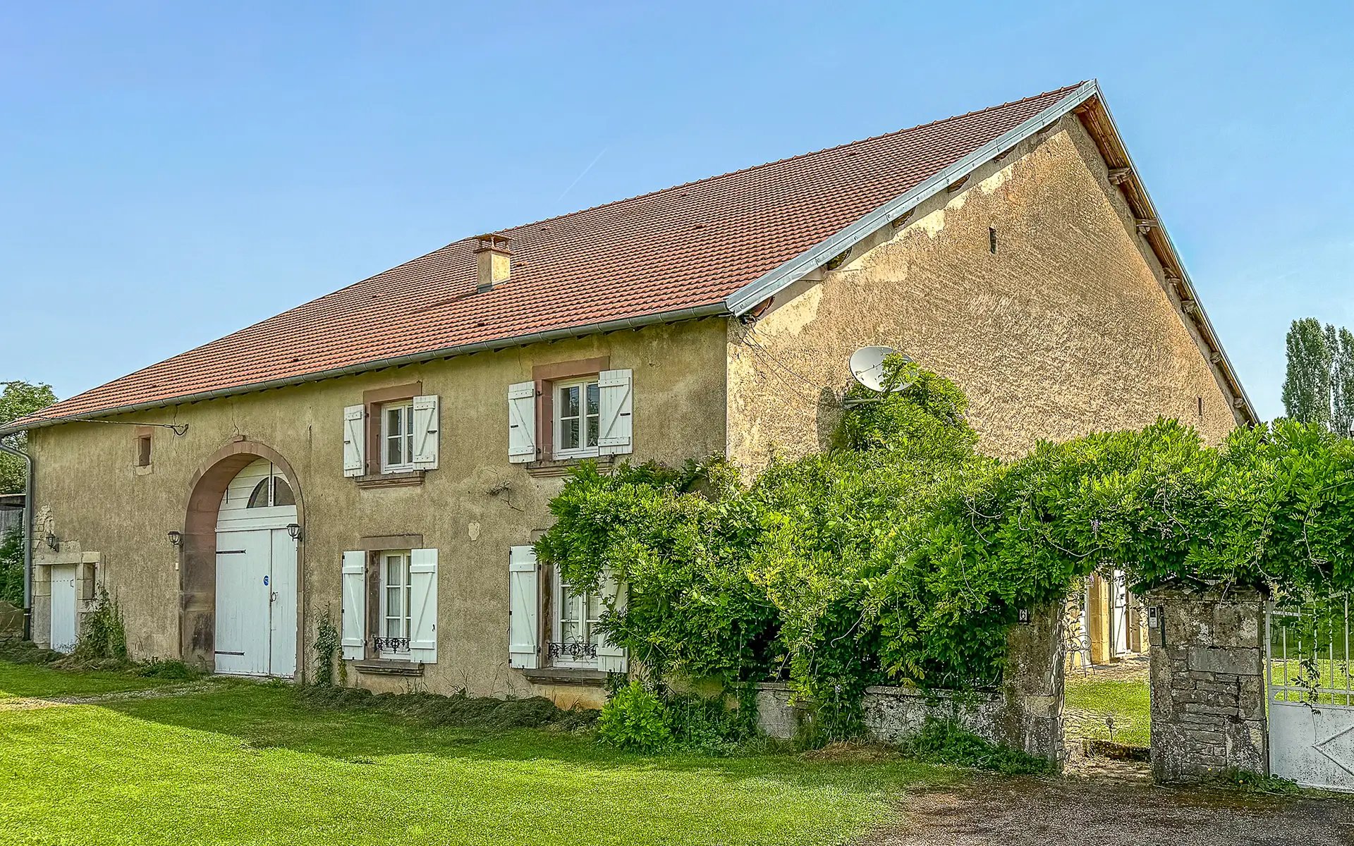 Façade lumineuse de la charmante ferme restaurée entre Lure et Vesoul à vendre - Arrière-Cour, agence immobilière spécialisée en Haute-Saône