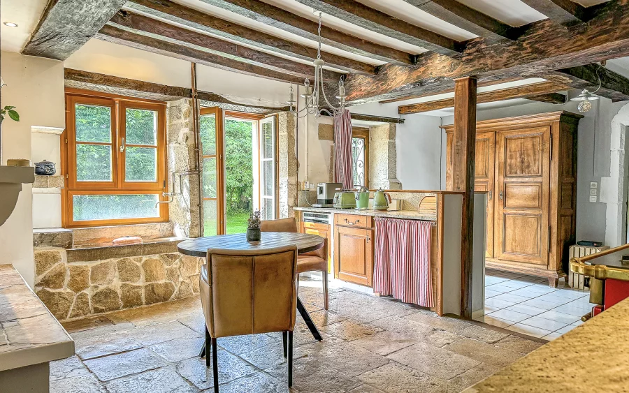 Pièce à vivre de la charmante ferme restaurée entre Lure et Vesoul à vendre - Arrière-Cour, agence immobilière spécialisée en Haute-Saône