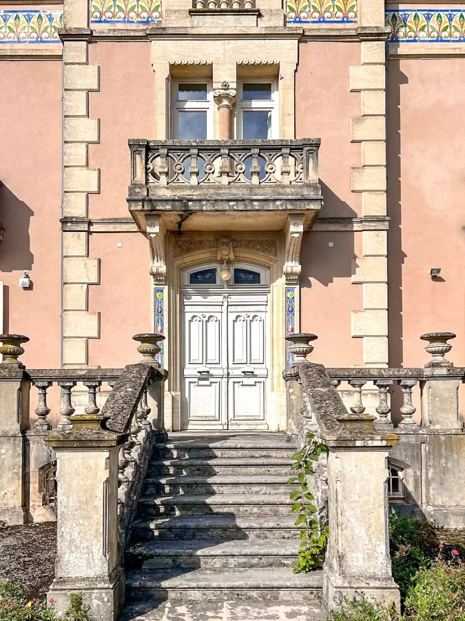 Porte du Château Bellevue dans le Jura - Arrière-Cour immobilier
