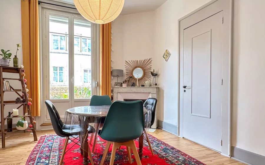 Salle à manger de l'appartement avec terrasse à Besançon centre-ville - Arrière-Cour immobilier