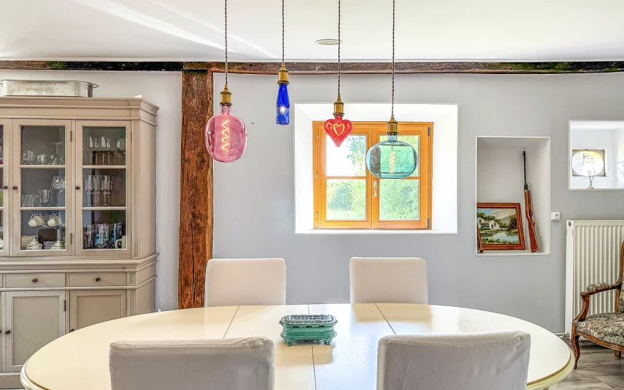 Salle à manger de la charmante ferme restaurée entre Lure et Vesoul à vendre - Arrière-Cour, agence immobilière spécialisée en Haute-Saône