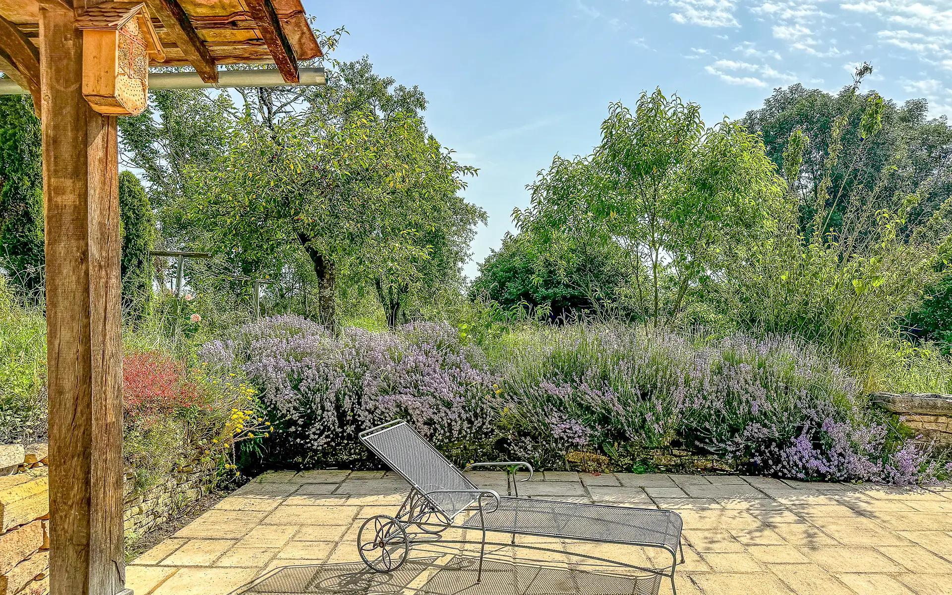 Terrasse de la charmante ferme restaurée entre Lure et Vesoul à vendre - Arrière-Cour, agence immobilière spécialisée en Haute-Saône