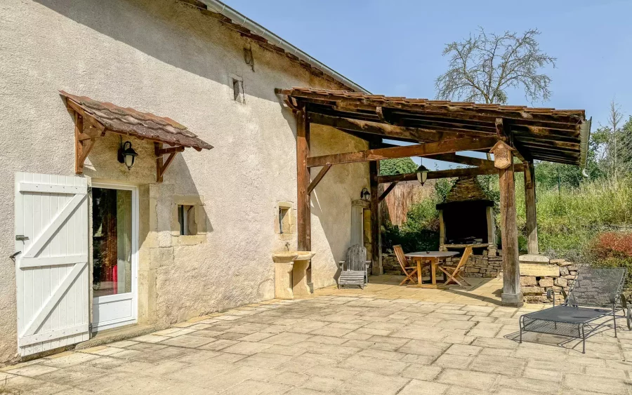 Terrasse de la Ferme rénovée à proximité de Vesoul - Arrière-Cour, agence immobilière spécialisée à Vesoul