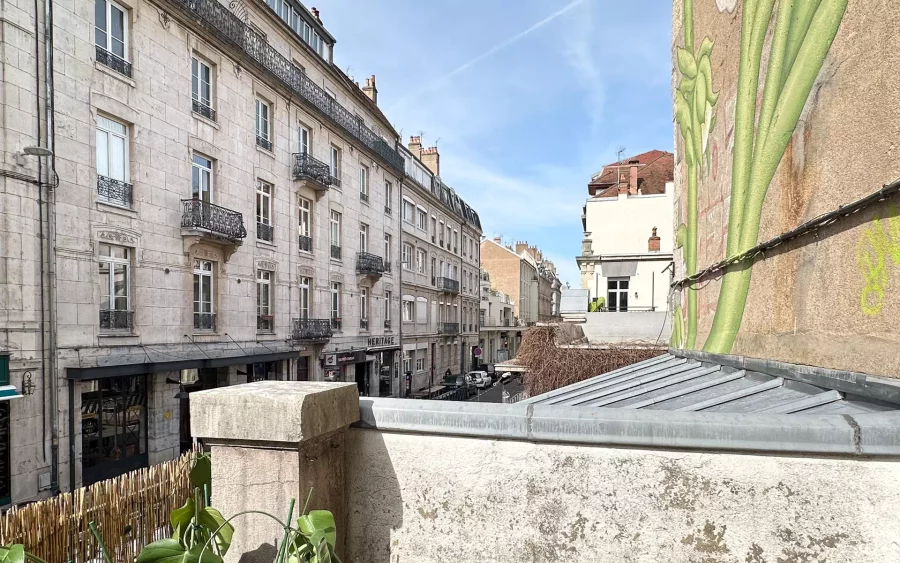 Vue extérieure de l'appartement avec terrasse à Besançon centre-ville - Arrière-Cour immobilier