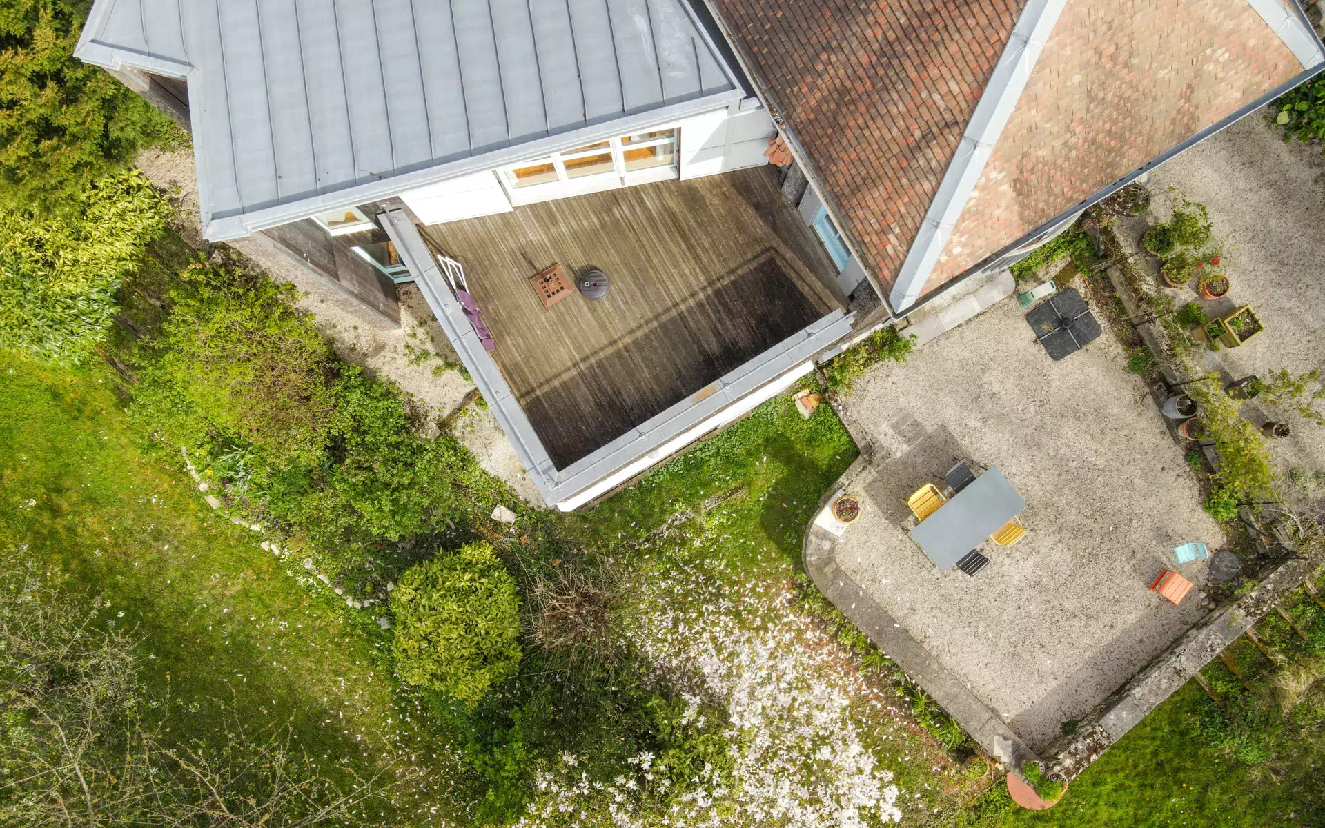 Vue drone terrasse de la maison d'architecte quartier Bregille à Besançon - Arrière-Cour
