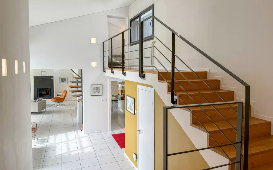 Escaliers de la maison d'architecte proche de Montbéliard - Arrière-Cour immobilier