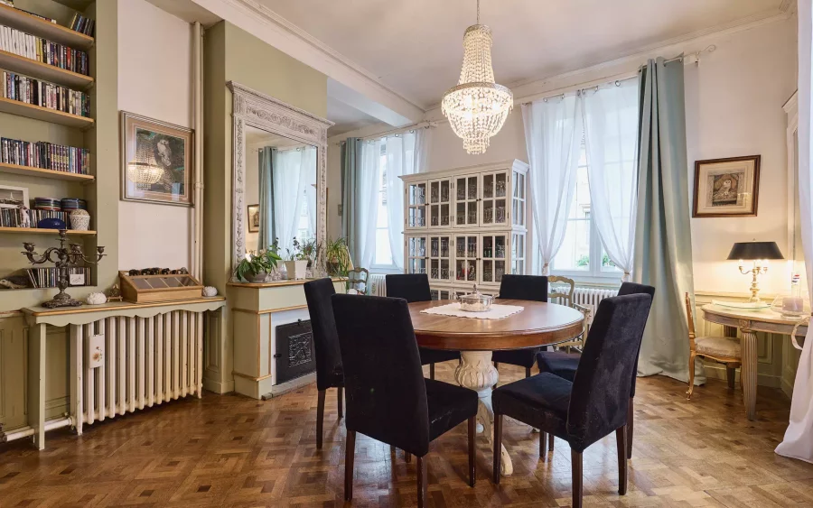 Salle à manger lumineuse de l'hôtel particulier à Salins-les-Bains à vendre - Arrière-Cour, agence immobilière spécialisée en biens d'exception