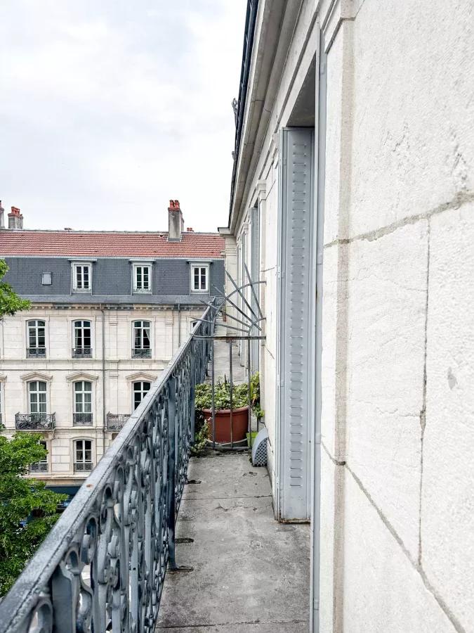 Balcon de l'appartement Haussmannien square Saint-Amour à Besançon - Arrière-Cour, agence immobilière de prestige et de caractère à Besançon