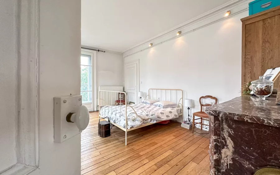 Chambre lumineuse de l’appartement Haussmannien square Saint-Amour à Besançon - Arrière-Cour, agence immobilière de prestige et de caractère à Besançon