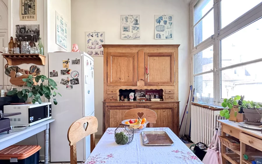 Cuisine de l‘appartement haussmannien au centre-ville de Besançon – Arrière-Cour immobilier agence immobilière à Besançon