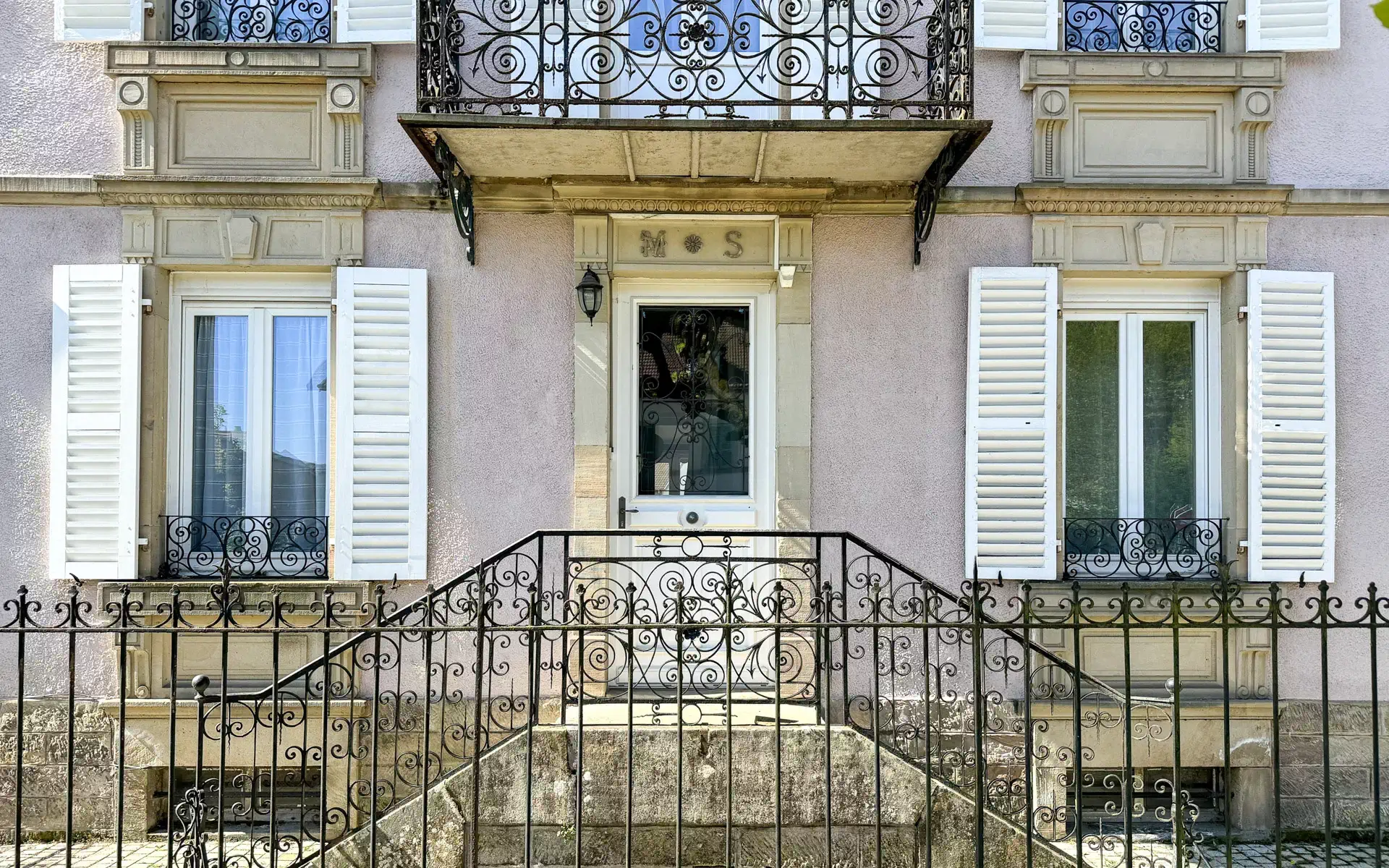 Entrée extérieure de la Maison de maître située à Lure - Arrière-Cour, agence immobilière de prestige et de caractère à Lure