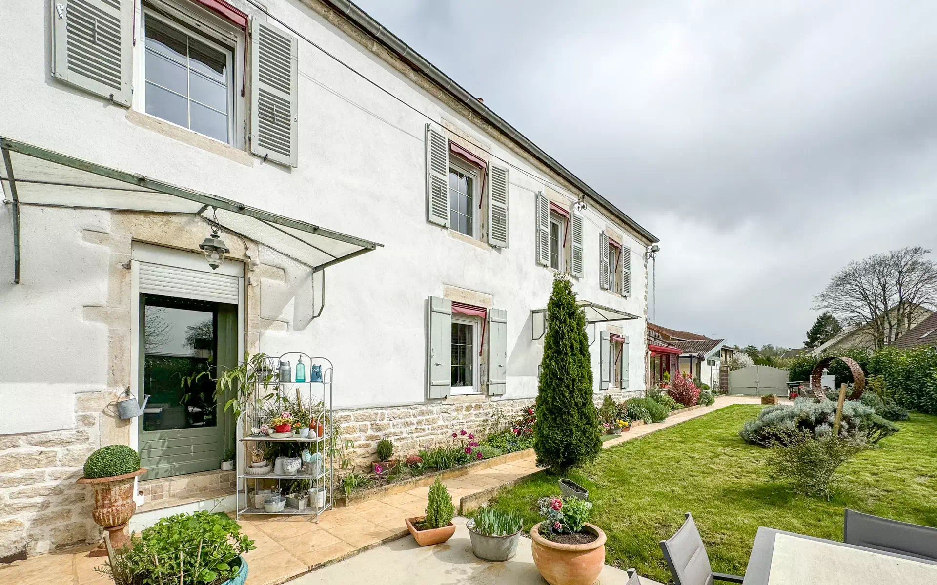 Façade et verdure de la Maison de Maître à Gray - Arrière-Cour immobilier, agence immobilière en Haute-Saône