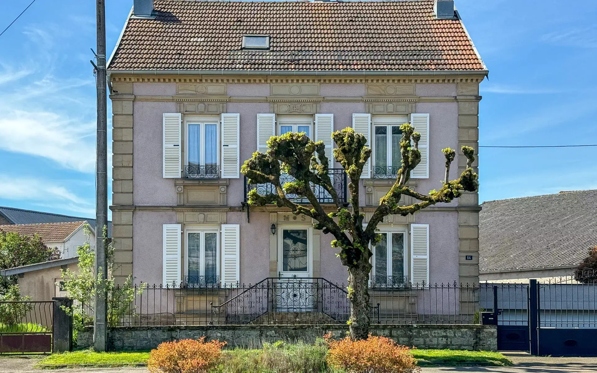 Façade de la Maison de maître située à Lure - Arrière-Cour, agence immobilière de prestige et de caractère à Lure