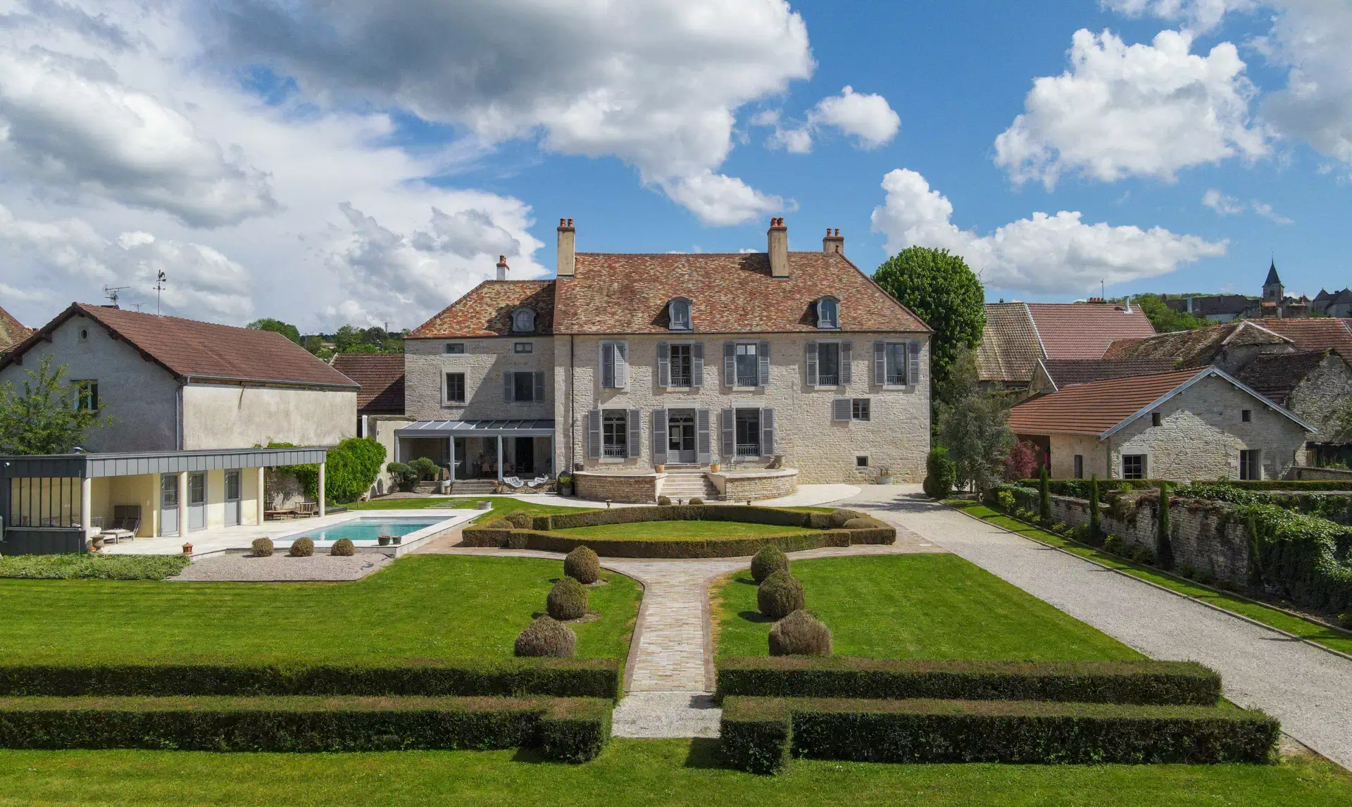 Jardin à la française de la Maison de maître à Gy - Arrière-Cour, agence immobilière de prestige et de caractère à Gy