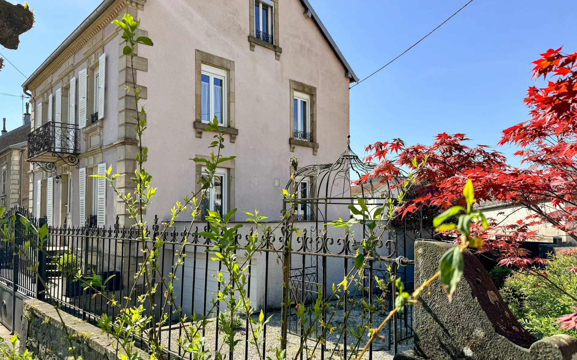 Maison de maître située à Lure - Arrière-Cour, agence immobilière de prestige et de caractère à Lure