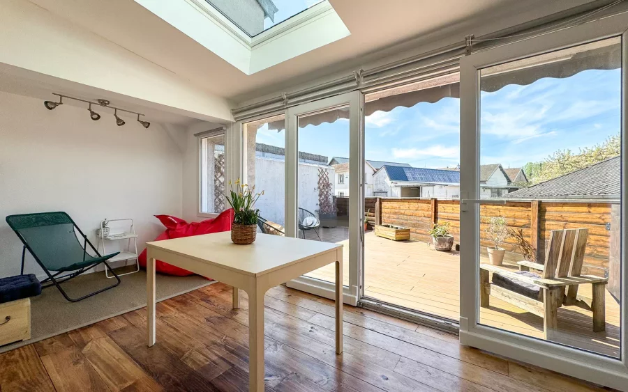 Pièce sur la terrasse de la Maison de maître située à Lure - Arrière-Cour, agence immobilière de prestige et de caractère à Lure