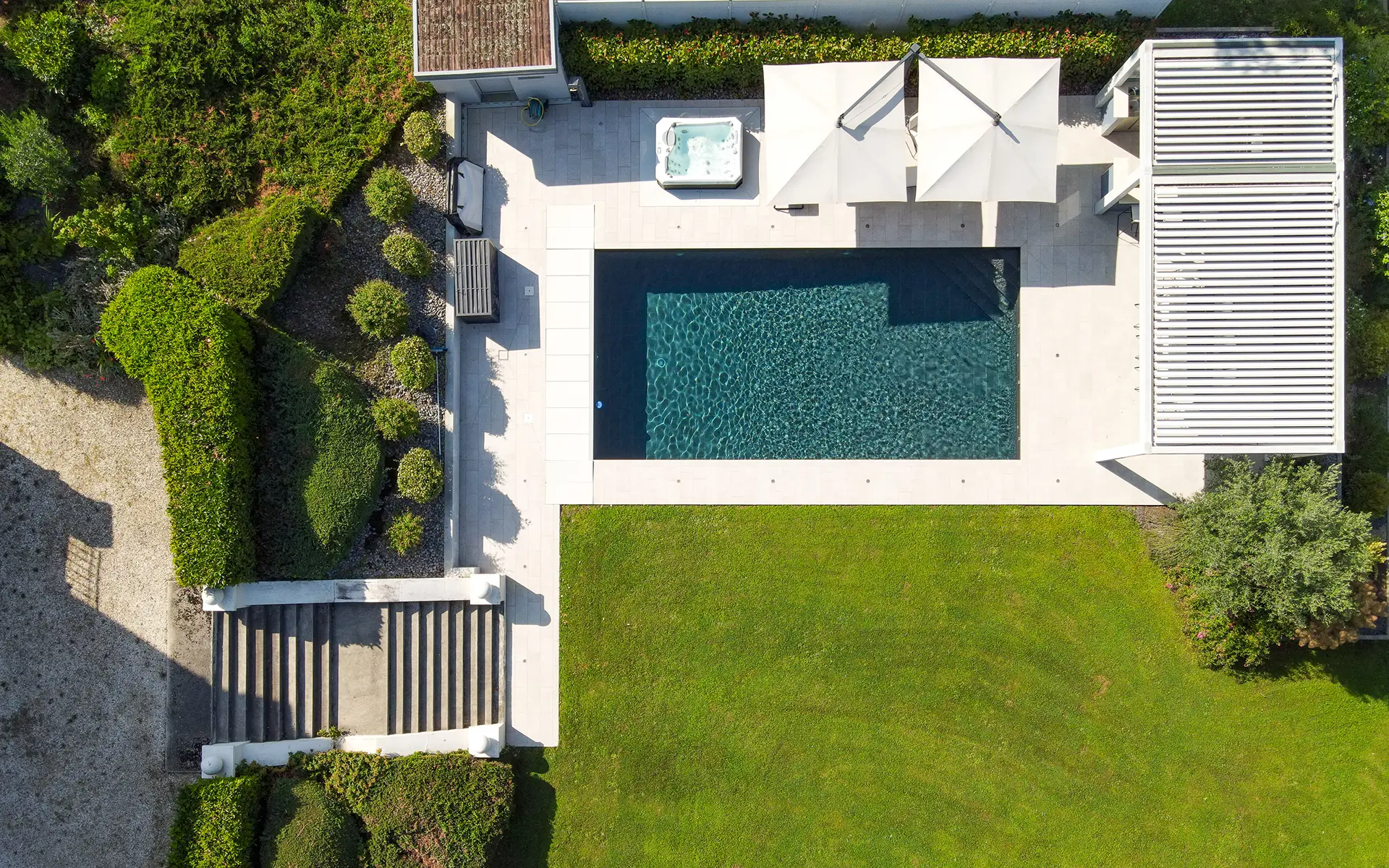 Piscine vue drone de la maison de maître avec piscine à Vesoul à vendre - Arrière-Cour, agence immobilière spécialisée en Haute-Saône