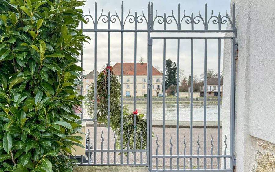 Portail de la Maison de Maître à Gray - Arrière-Cour immobilier, agence immobilière en Haute-Saône