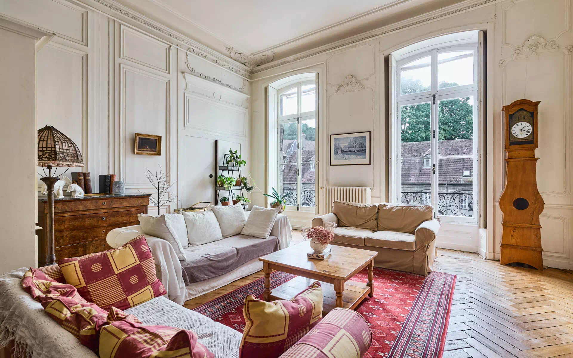 Salon lumineux de l‘appartement haussmannien au centre-ville de Besançon – Arrière-Cour immobilier agence immobilière à Besançon