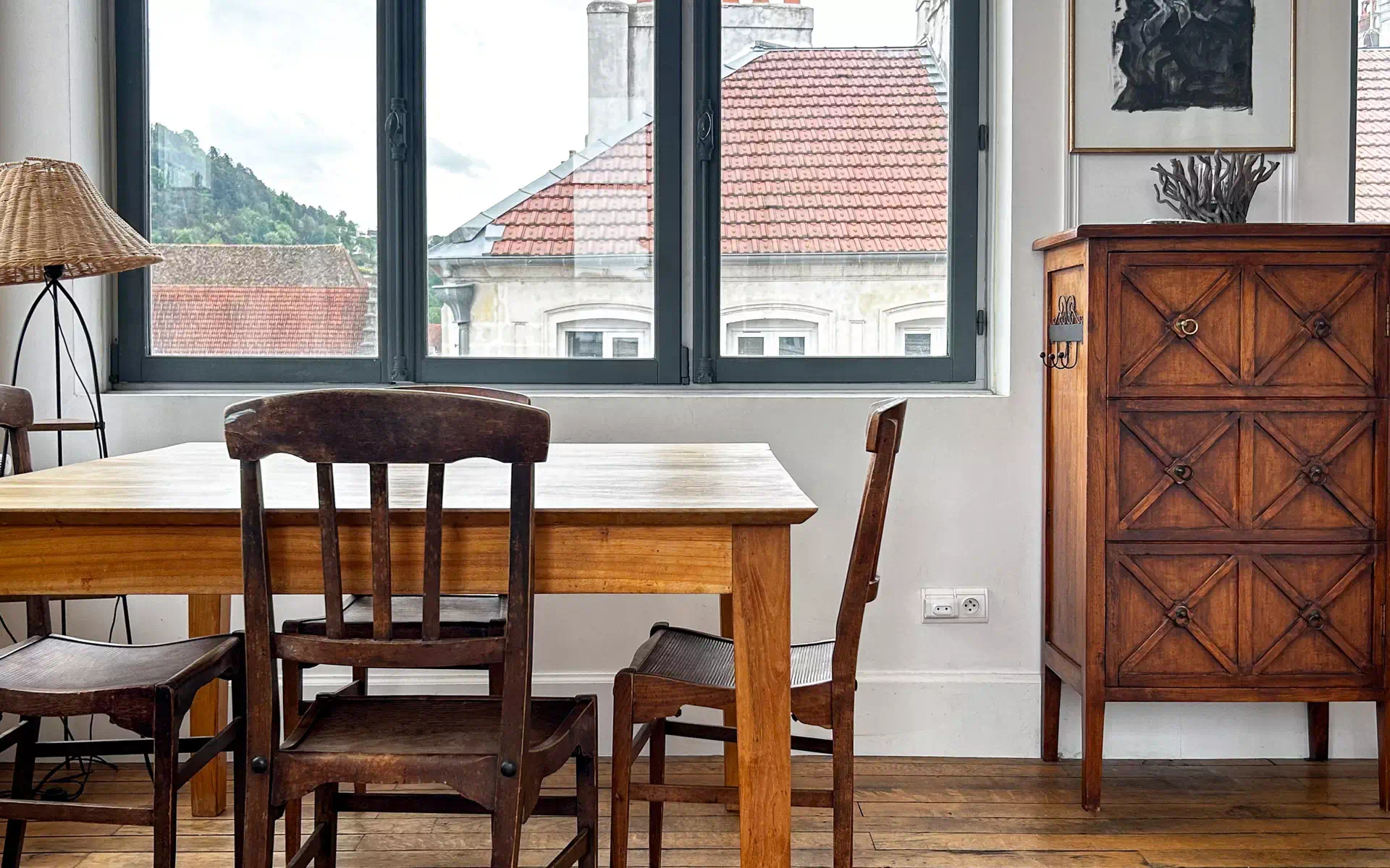 Table de la cuisine de l’appartement Haussmannien square Saint-Amour à Besançon - Arrière-Cour, agence immobilière de prestige et de caractère à Besançon