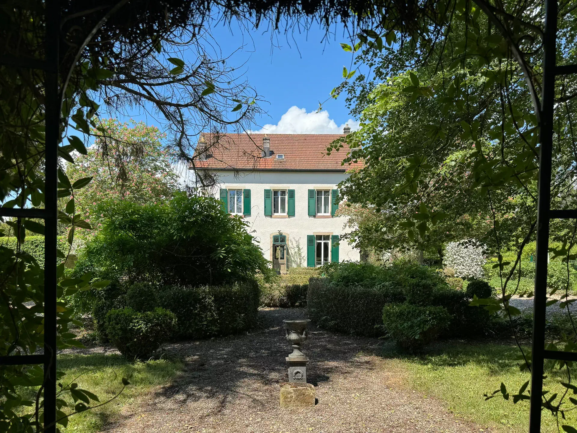 Vue depuis le jardin de la Maison de Maître proche de Lure, Arrière-Cour, agence immobilière spécialisée en Haute-Saône