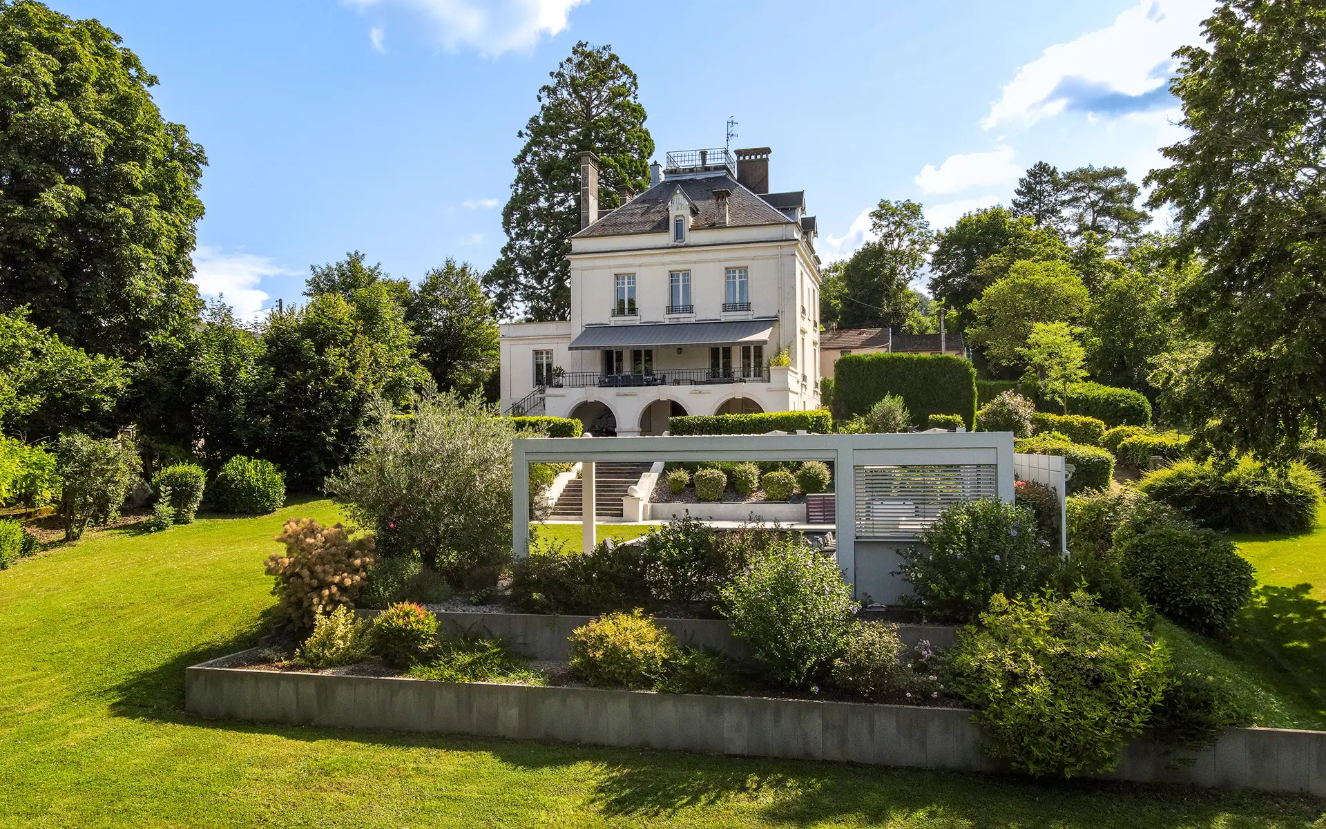 Vue de l'ensemble - Maison de maître avec piscine à Vesoul à vendre - Arrière-Cour, agence immobilière spécialisée en Haute-Saône