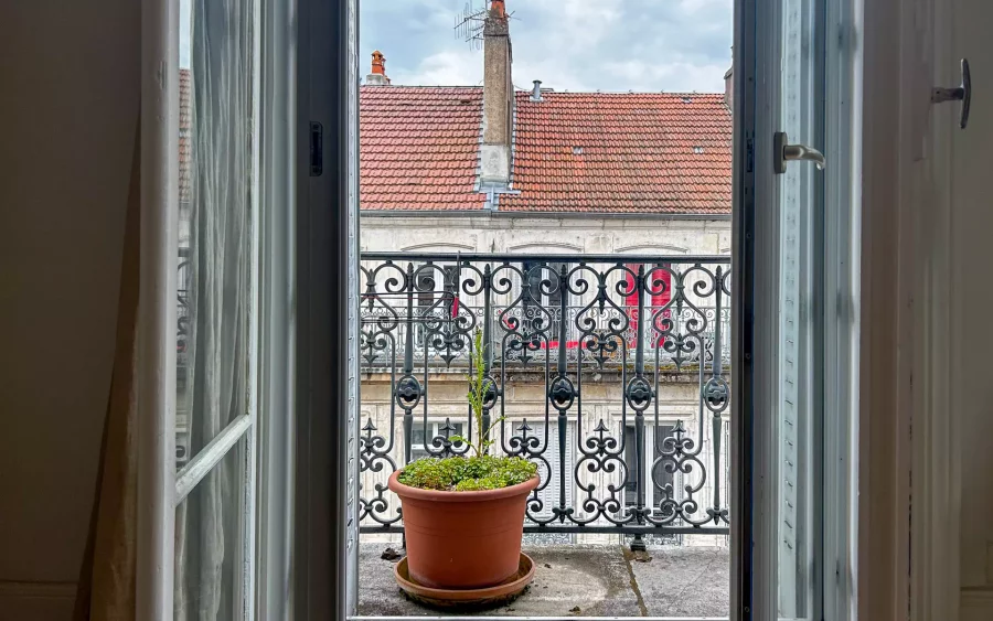 Vue sur le balcon de l’appartement Haussmannien square Saint-Amour à Besançon - Arrière-Cour, agence immobilière de prestige et de caractère à Besançon