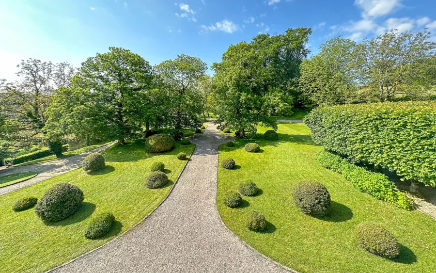 Allée et parc du château en Haute-Saône, Arrière-Cour, agence immobilière spécialisée en Haute-Saône