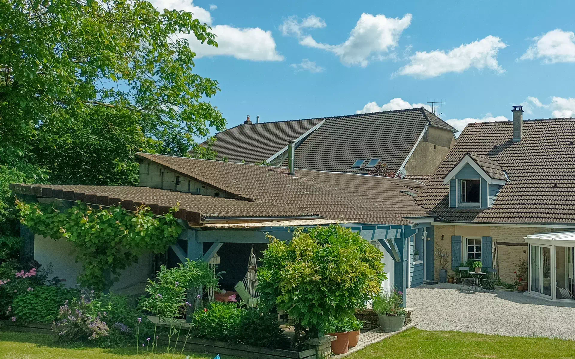 Vue sur l'ancienne ferme restaurée en Haute-Saône - Arrière-Cour, agence immobilière spécialisée en Haute-Saône