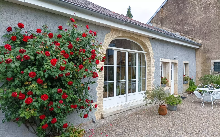 Belle porte fenêtre de l'ancienne ferme restaurée en Haute-Saône - Arrière-Cour, agence immobilière spécialisée en Haute-Saône