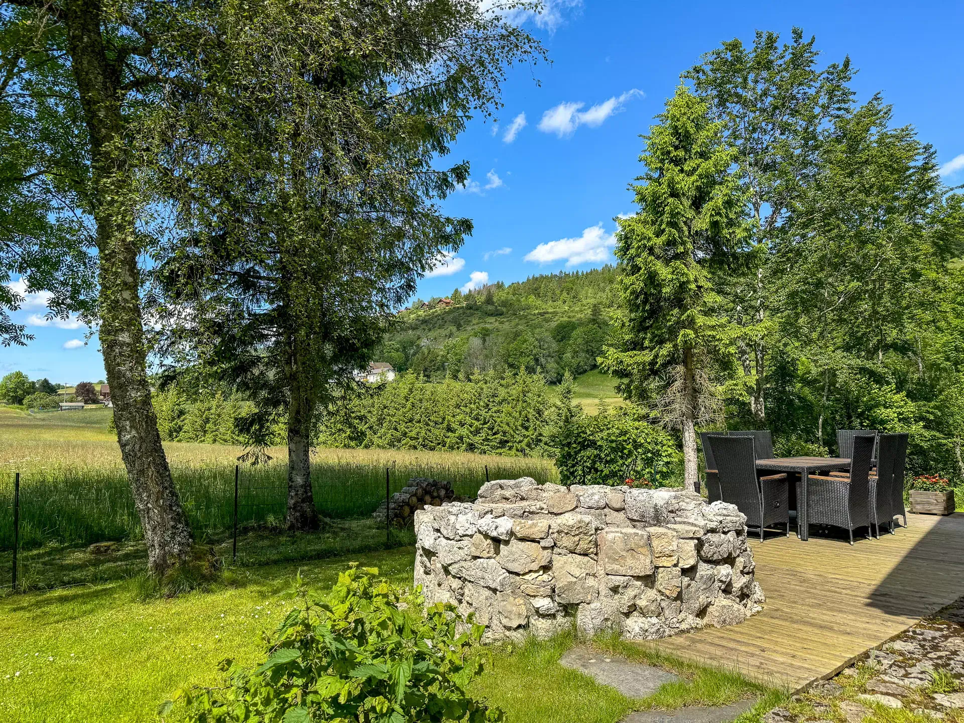 Belle vue sur les montagnes depuis la ferme à Foncine – Arrière-Cour, agence spécialisée dans le Jura