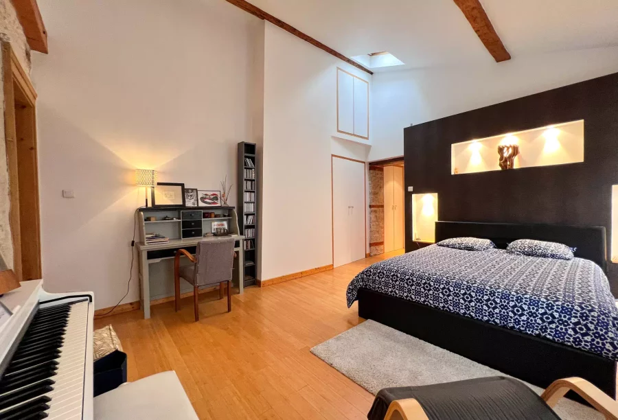 Chambre de l'Appartement Duplex situé au centre-ville de Besançon - Arrière-Cour, agence immobilière spécialisée à Besançon