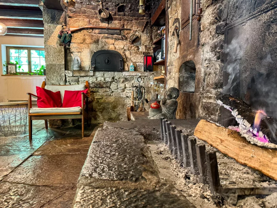 Cheminée de la ferme à Foncine – Arrière-Cour, agence spécialisée dans le Jura