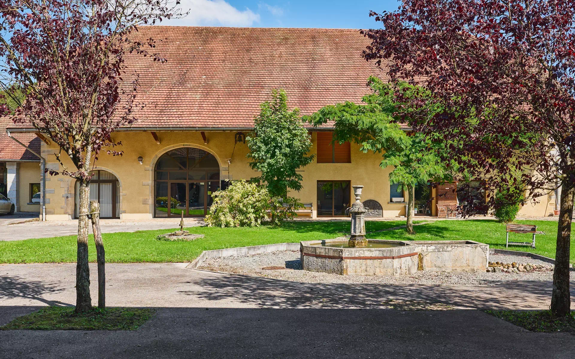 Le domaine du Sainans, ferme rénovée avec terres agricoles BIO à vendre proche de Montbéliard – Arrière-Cour, agence immobilière spécialisée à Montbéliard