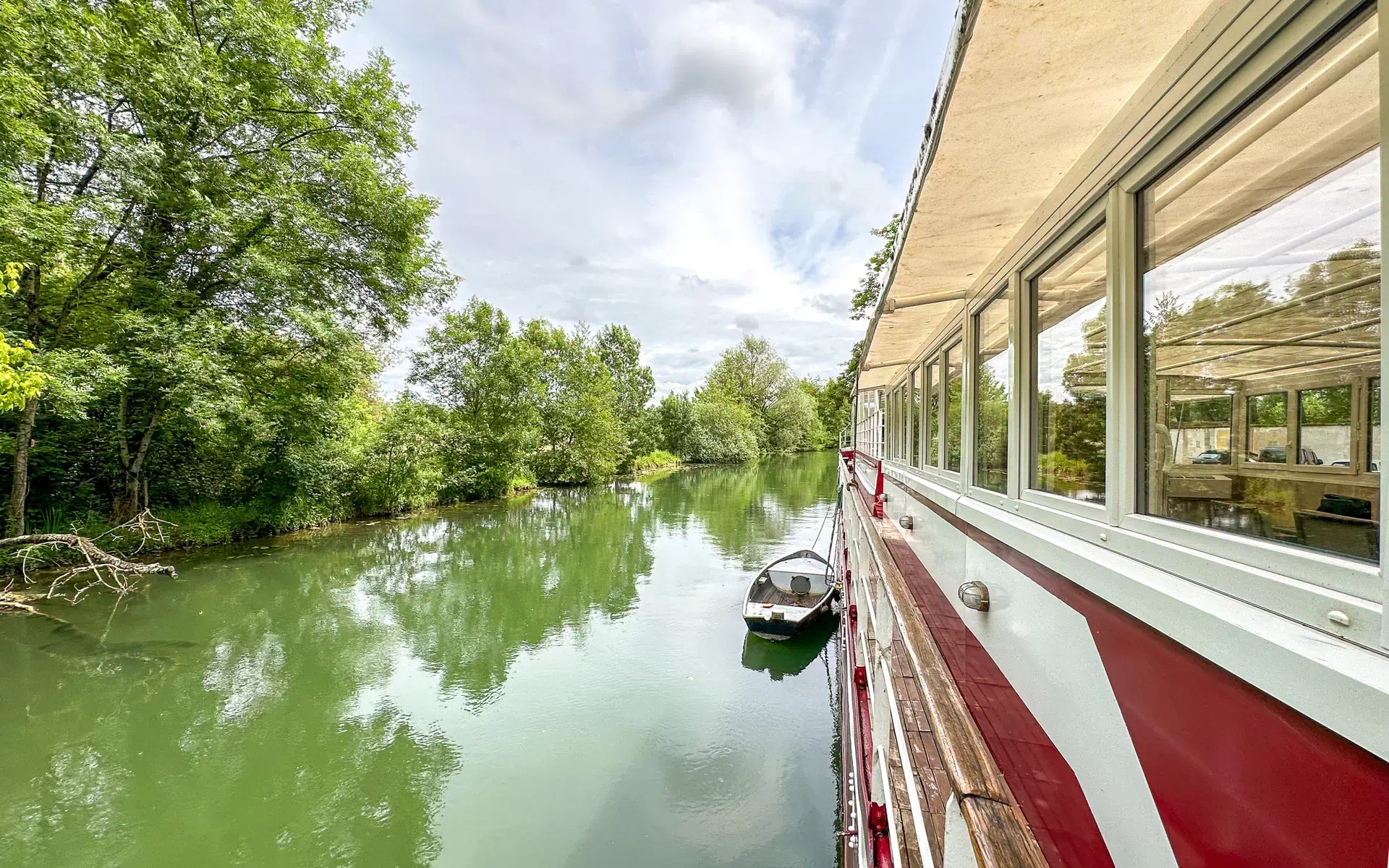 Péniche sur le Doubs à Dole, Arrière-Cour, agence immobilière spécialisée à Dole