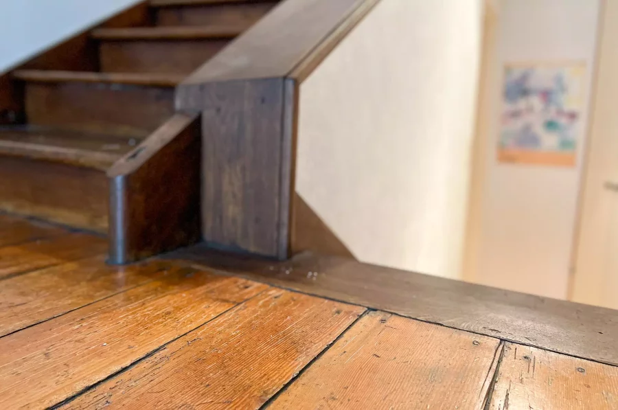 Escaliers de l'Appartement Duplex situé au centre-ville de Besançon - Arrière-Cour, agence immobilière spécialisée à Besançon