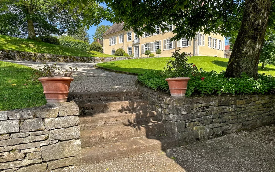 Escaliers et vue du château en Haute-Saône, Arrière-Cour, agence immobilière spécialisée en Haute-Saône