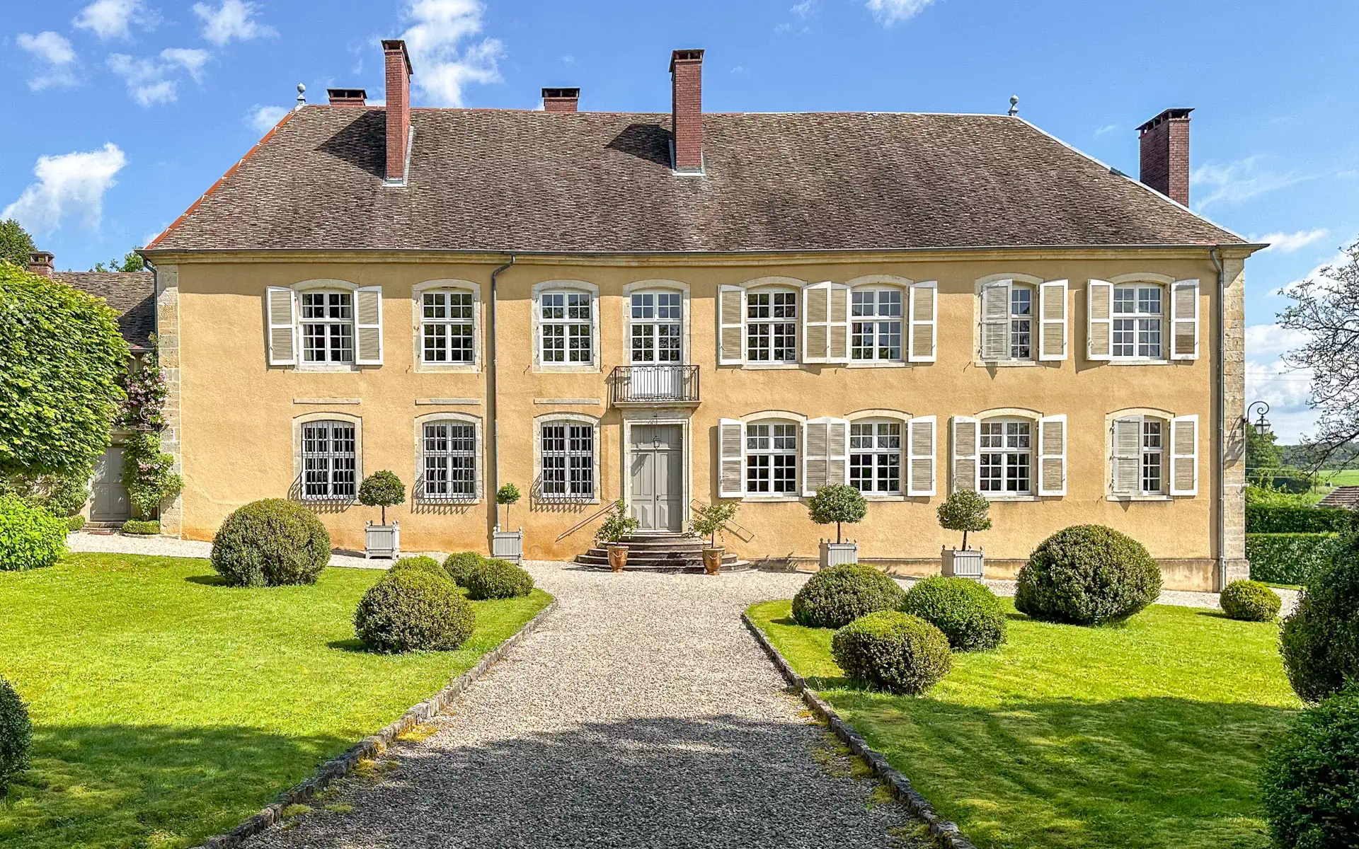 Façade du château en Haute-Saône, Arrière-Cour, agence immobilière spécialisée en Haute-Saône