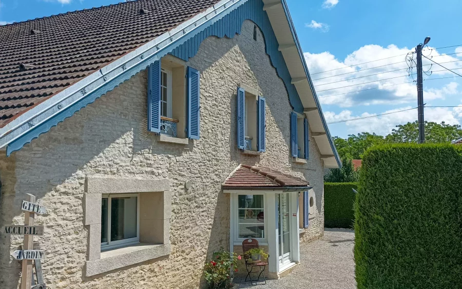 Façade en pierres de l'ancienne ferme restaurée en Haute-Saône - Arrière-Cour, agence immobilière spécialisée en Haute-Saône