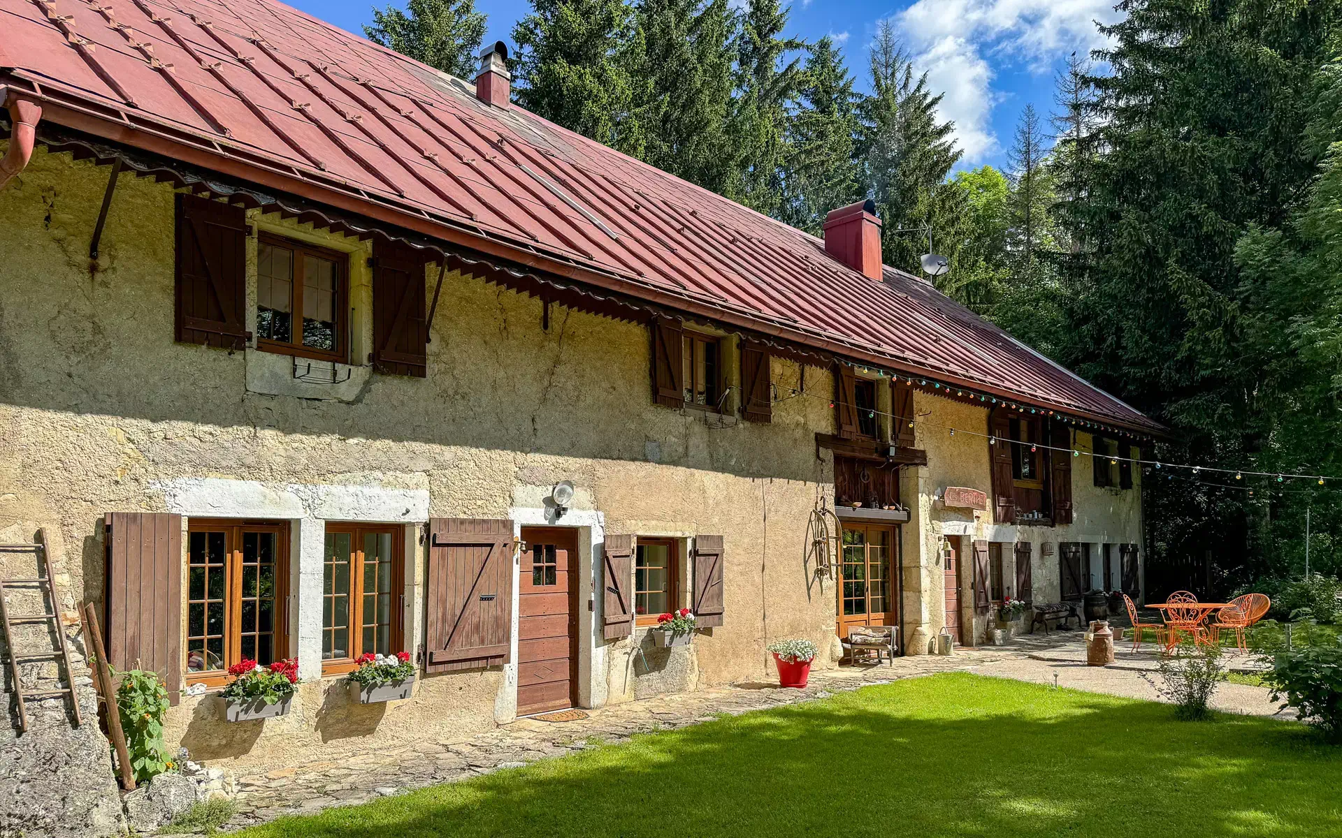 Façade de la ferme à Foncine – Arrière-Cour, agence spécialisée dans le Jura