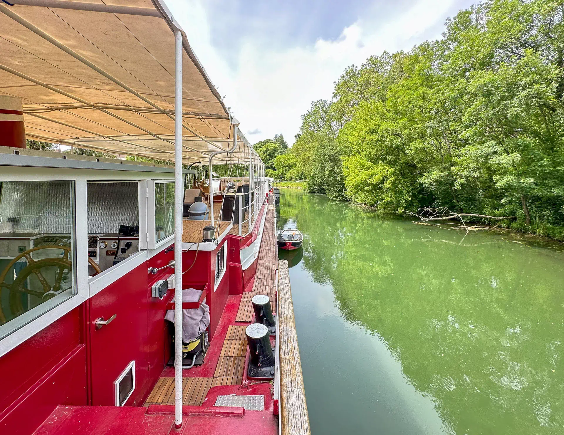 Côté de la péniche sur le Doubs à Dole, Arrière-Cour, agence immobilière spécialisée à Dole