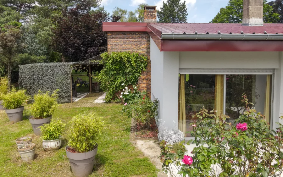 Fenêtres double sur jardin de la maison à Dole, Arrière-Cour, agence immobilière spécialisée dans le Jura