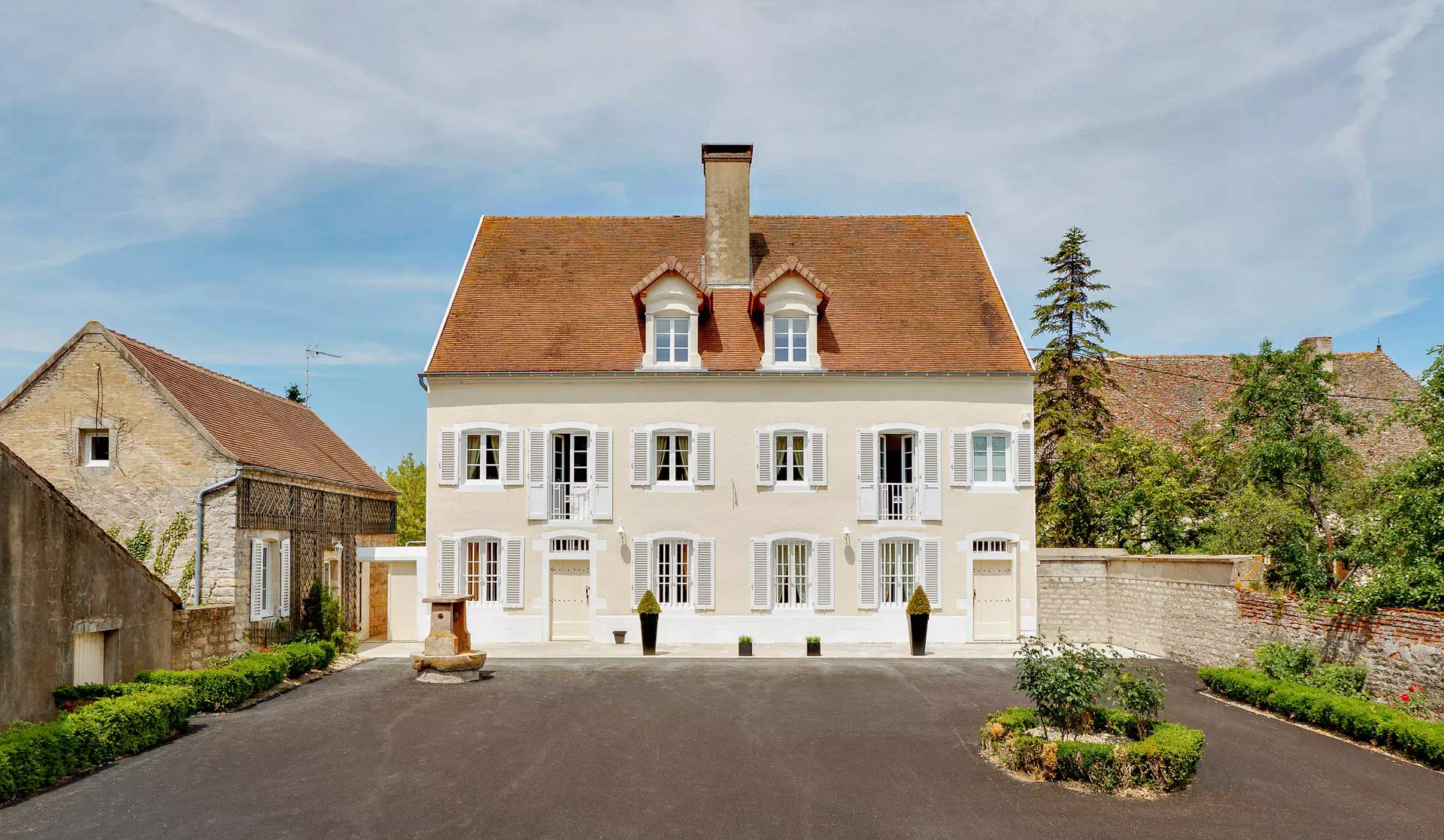 Façade de la Maison de maître située à Saunières - Arrière-Cour, agence immobilière spécialisée en Bourgogne Franche-Comté