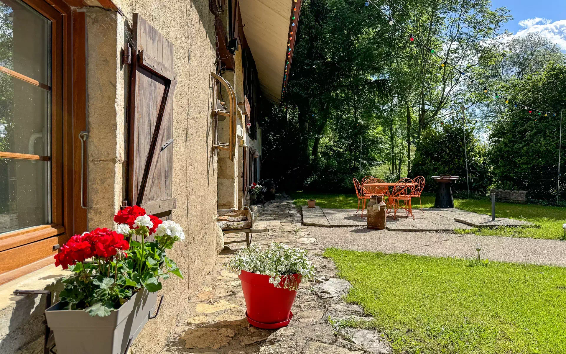 Mur et volets de la ferme à Foncine – Arrière-Cour, agence spécialisée dans le Jura