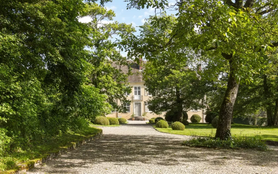 Parc et façade du château en Haute-Saône, Arrière-Cour, agence immobilière spécialisée en Haute-Saône