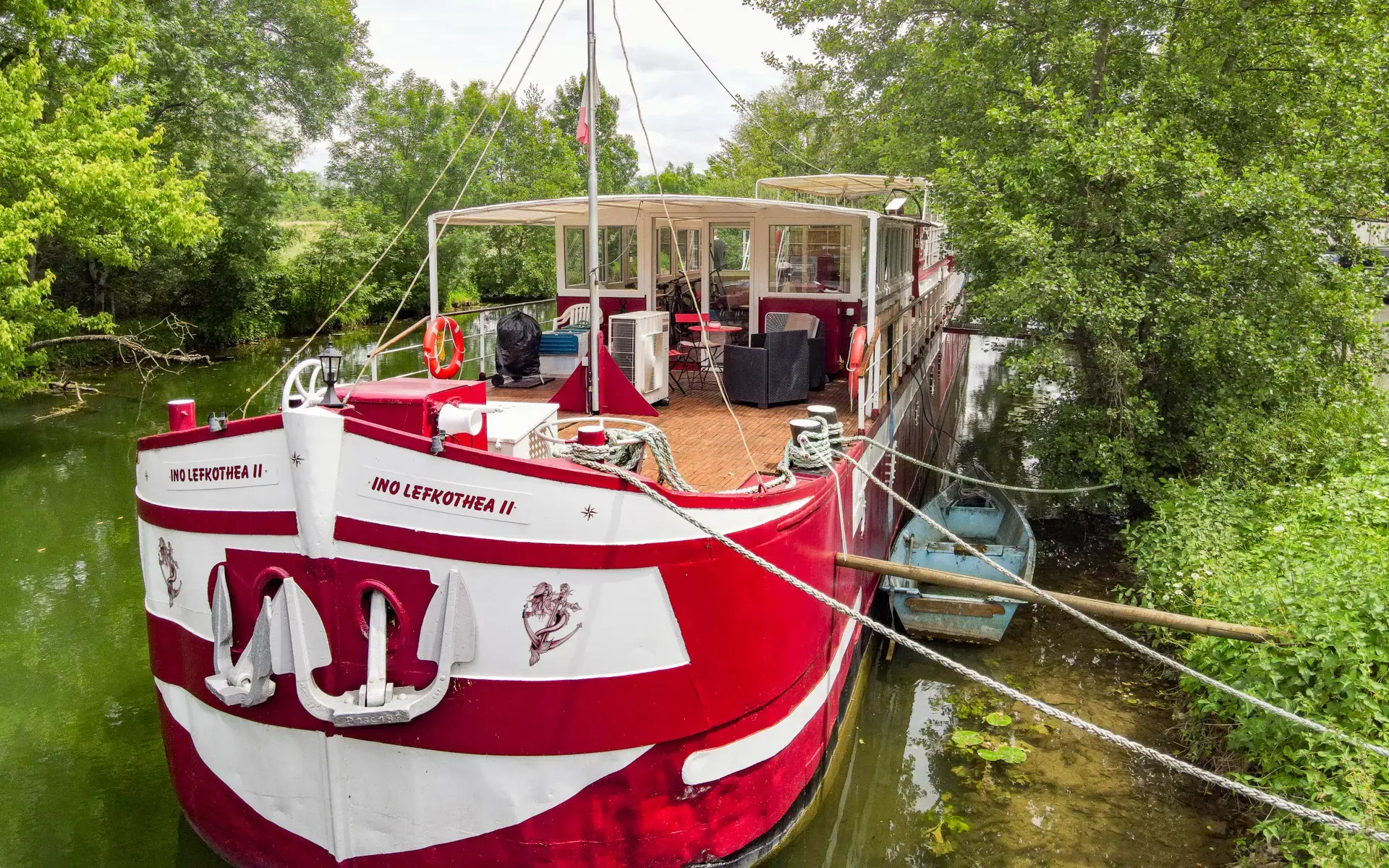 Jolie péniche rouge et blanche à Dole, Arrière-Cour, agence immobilière spécialisée à Dole