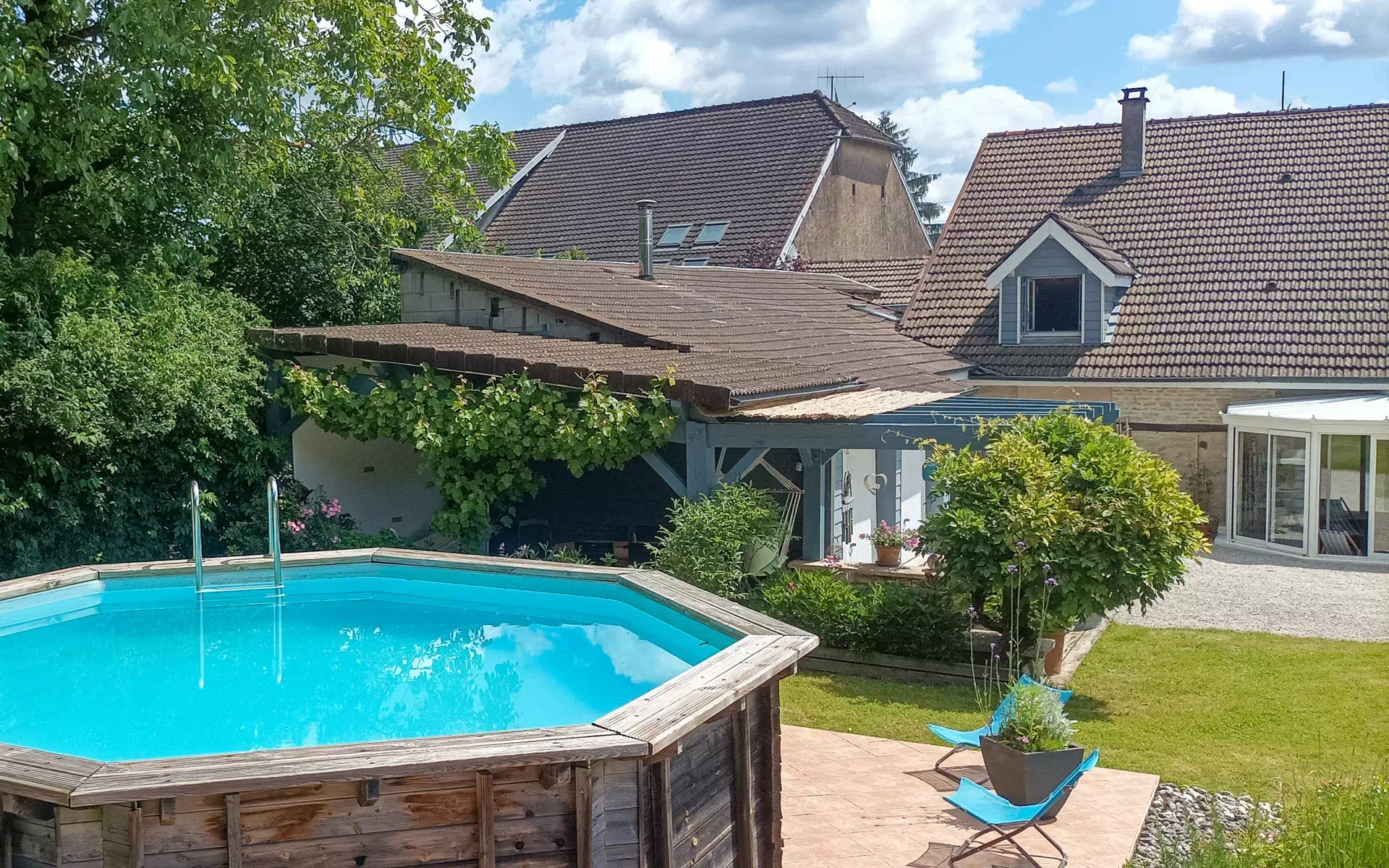 Piscine de l'ancienne ferme restaurée en Haute-Saône - Arrière-Cour, agence immobilière spécialisée en Haute-Saône