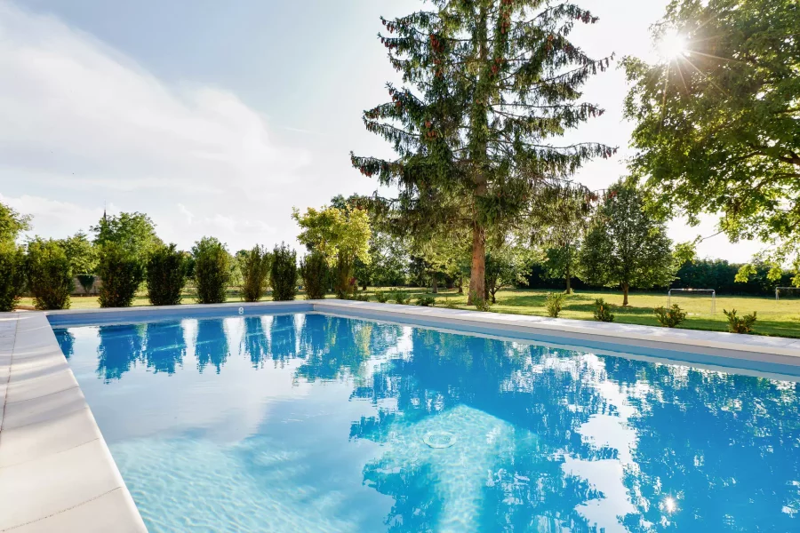 Belle piscine de la Maison de maître située à Saunières - Arrière-Cour, agence immobilière spécialisée en Bourgogne Franche-Comté