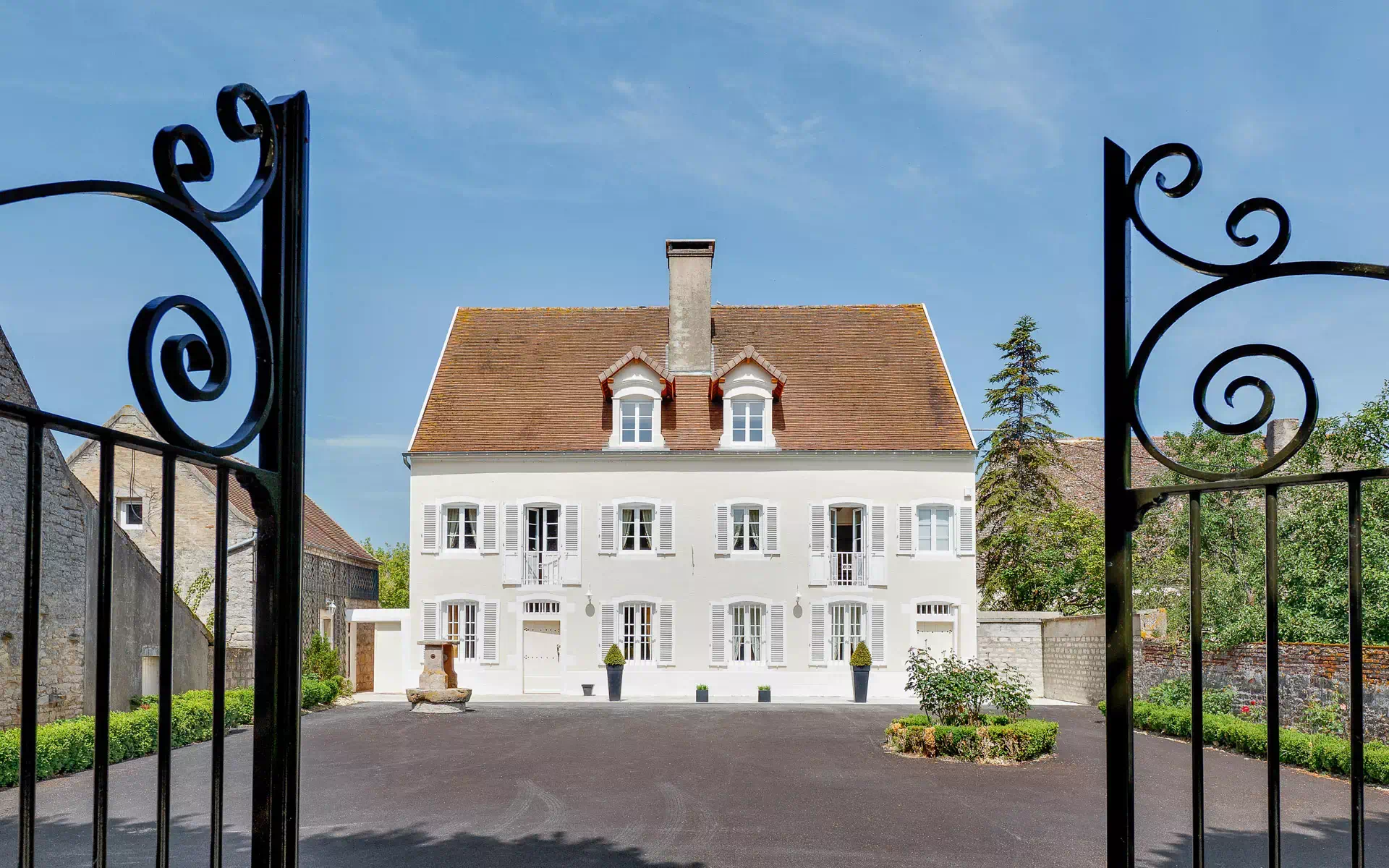 Portail et Façade de la Maison de maître située à Saunières - Arrière-Cour, agence immobilière spécialisée en Bourgogne Franche-Comté