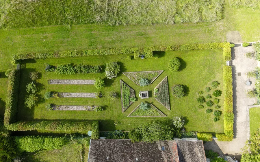 Vue drone du potager du château en Haute-Saône, Arrière-Cour, agence immobilière spécialisée en Haute-Saône